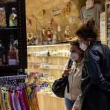 Tra di loro c�� la 25enne polacca Agata impegnata con una sua amica nella scelta di un souvenir